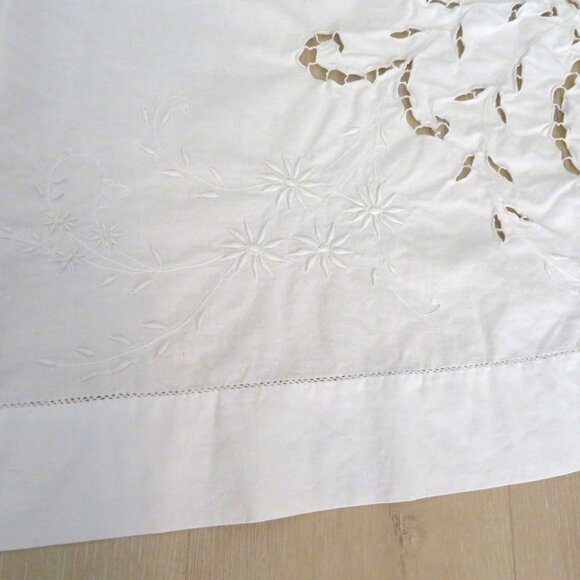 Vintage White Cotton Battenburg Lace Embroidered Cutwork Tablecloth Floral Desig - Picture 3 of 11